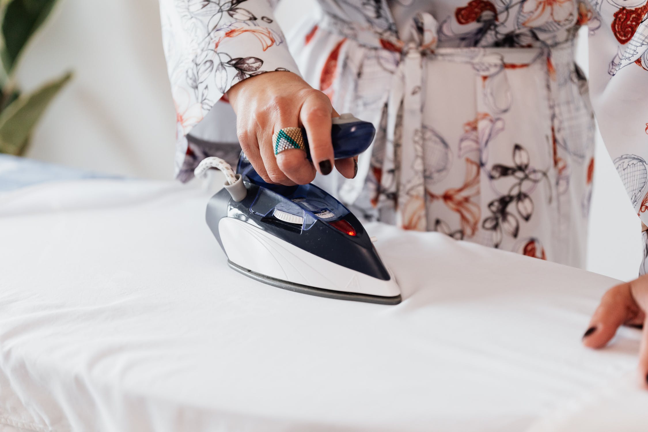 Electric iron and garment steamer（1）